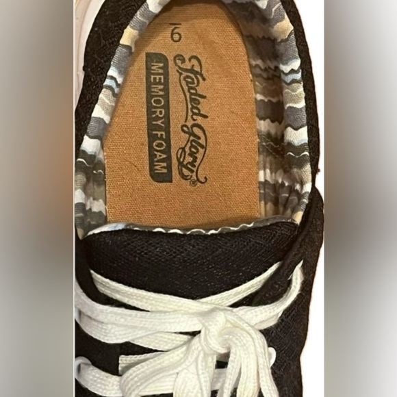 Faded glory memory foam sneakers.
Comfortable. Excellent condition! Size 9 - Picture 5 of 6